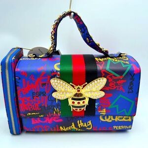 ⭐️Host Pick⭐️2-N-1 Grafitti Print Queen Bee Stripe Boxy Satchel
